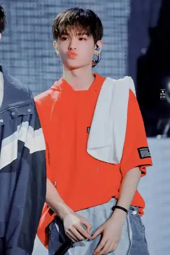 1 / 9 justin黄明昊嘟嘟嘴小合集～可爱小贾在线卖萌,奶fufu的超?啊!