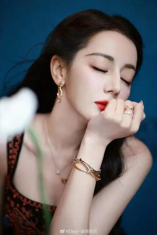 迪丽热巴成都活动高清美图来袭,红点点裙俏皮可爱