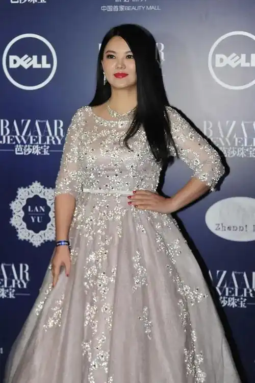 李湘中年发福太严重穿白色婚纱连衣裙配长直发至少有130斤