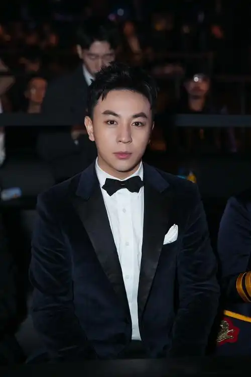 释小龙着幽蓝礼服亮相盛典 年轻帅气尽显榜样力量