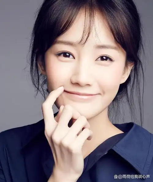 李一桐脱鞋光脚坐飞机惹争议,脚踩座椅不卫生,网友吐槽没素质