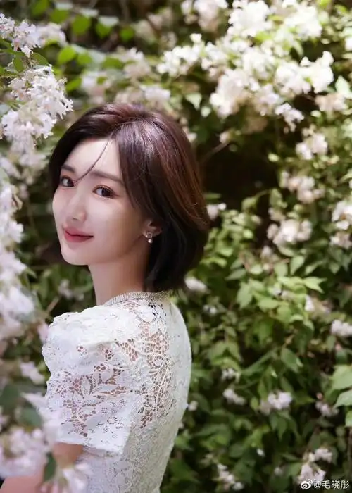 毛晓彤花朵蕾丝裙好有氛围感啊,姐姐也太美太甜了吧……|毛晓彤|白玫