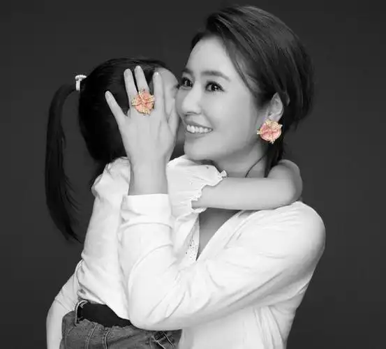 7年前,林心如与霍建华正式官宣恋情.之后,两人订婚,结婚并怀孕.