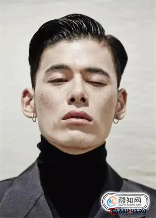 三七分油头,这是男生比较成熟的发型,而且一般是成功人士的必备发型