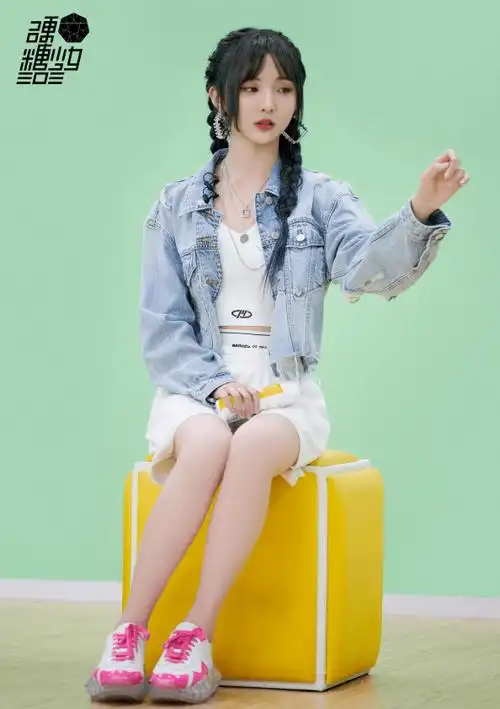 这次郑乃馨的短款牛仔外套也很值得入手,使得造型凸显出青春活力,不