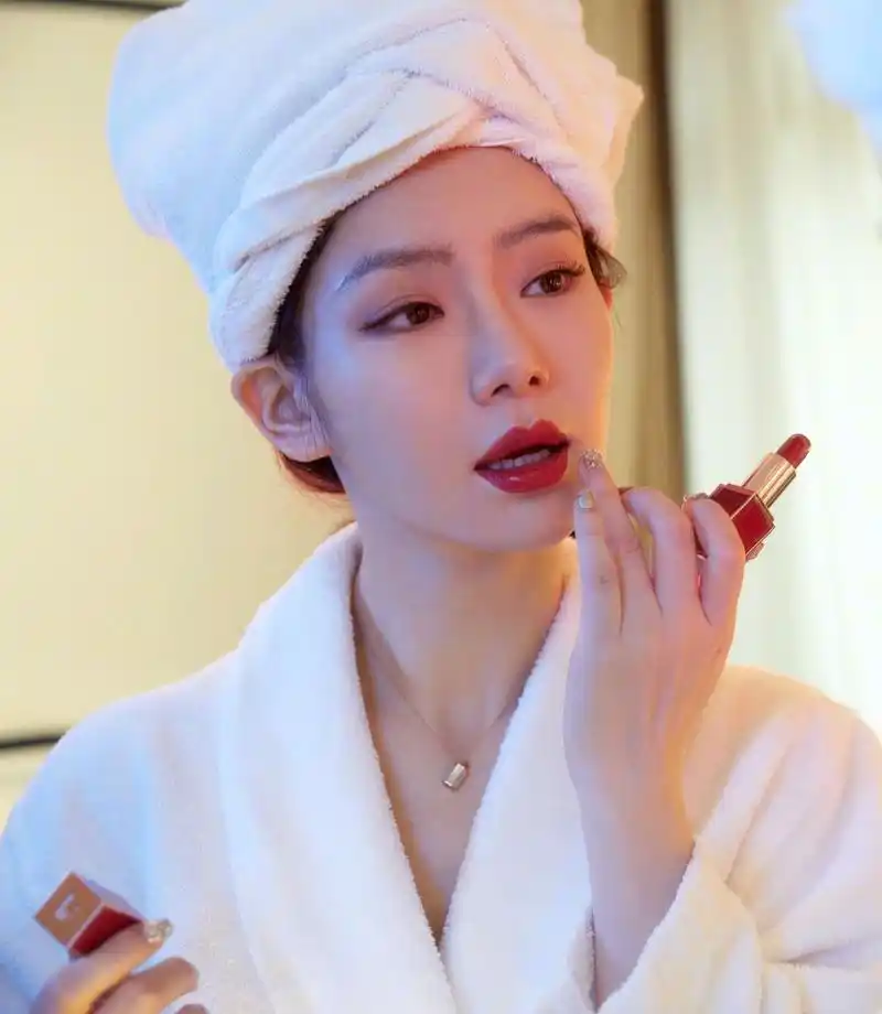 戚薇最新香水拍摄广告,头戴浴帽,身穿浴袍,精致的妆容,代表性的红唇
