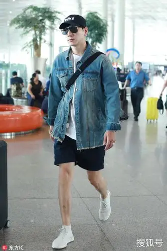 张亮街拍吊打那些硬拗造型的男明星 长腿哥哥上线