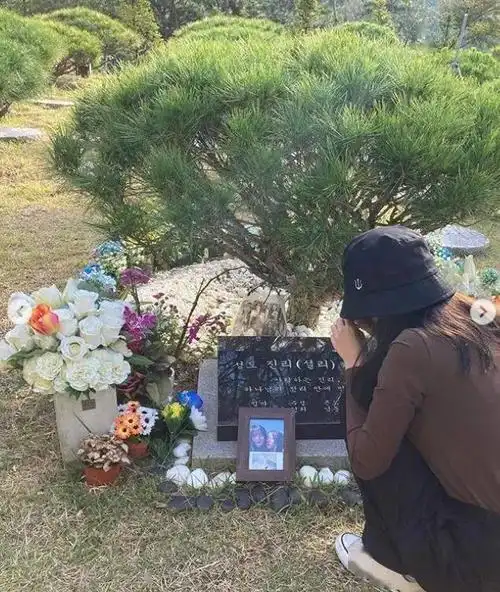 崔雪莉逝世一周年挚友前往墓地痛哭只要我还活着会一直来看你