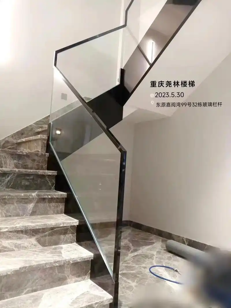 别墅楼梯栏杆.东原嘉阅湾99号32栋玻璃栏杆完工!这家做的全 - 抖音