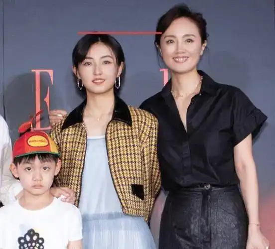 原创张子枫现身成都皮肤白嫩侧颜超美同框168女演员身高真相了