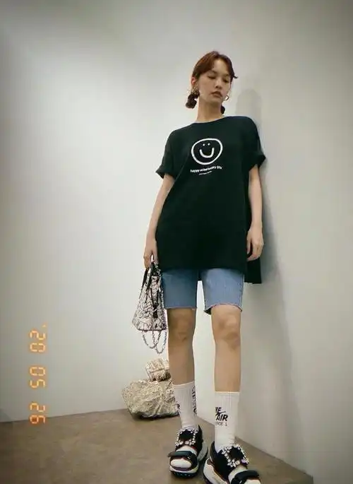 杨丞琳晒最新私服照,黑t恤配四分裤,不过腿型真的很好看