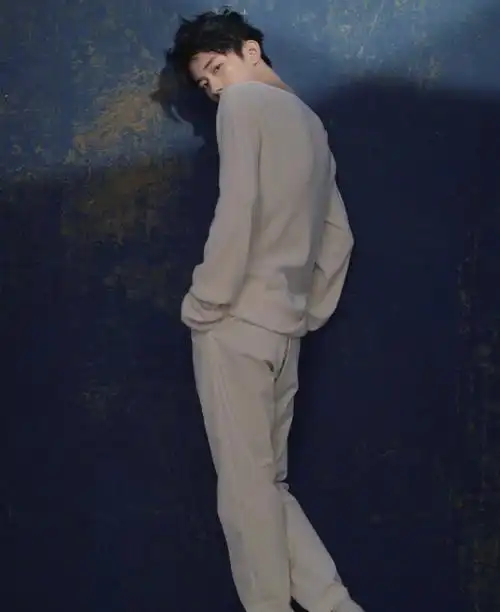 易烊千玺时尚杂志内页写真图片