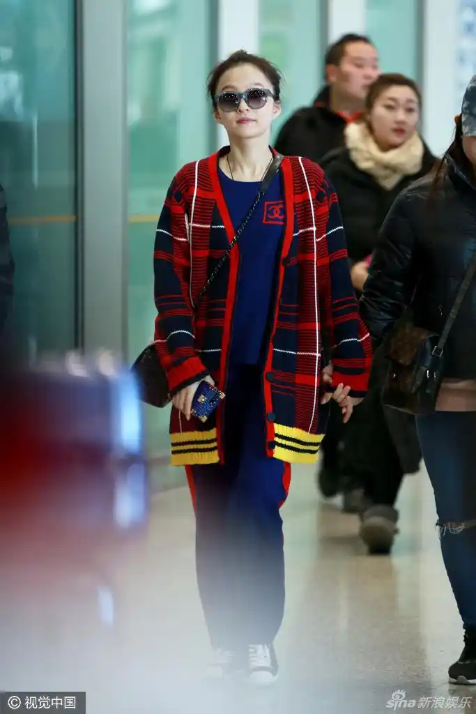 张韶涵顶丸子头 一身潮装现身机场