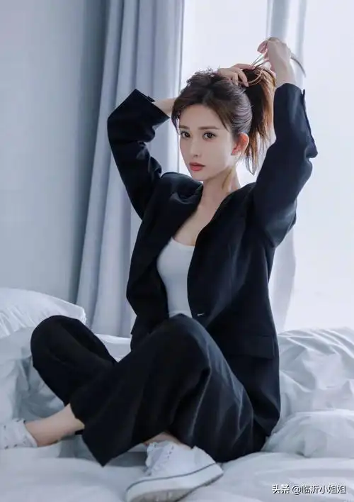 孟子义,属于颜值与身材并存的气质女神,灵动气质,让人羡慕-爱读书