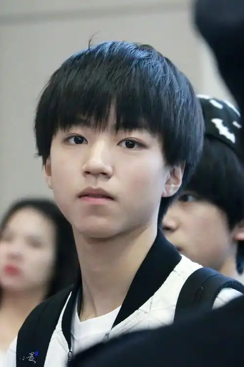 王俊凯# #tfboys王俊凯# #tfboys:150516 重庆至首尔cr:小麦会有姨祆