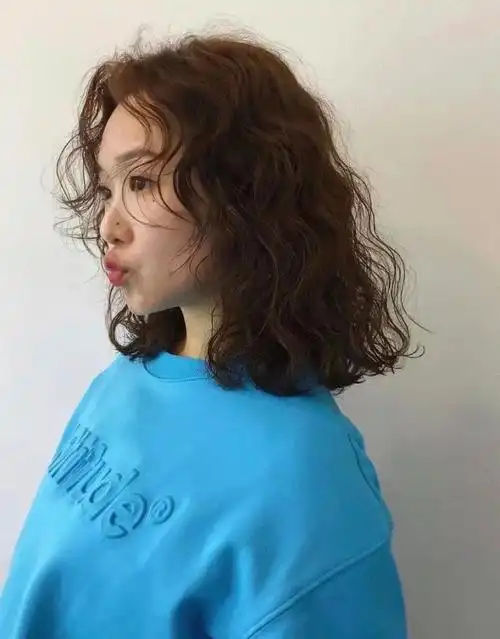 蓬松烫显白发色中发烫发法式烫发