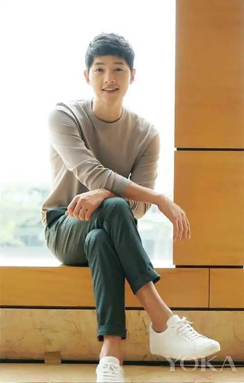 宋仲基十月迎娶乔妹 可能是这几件基础款的功劳!