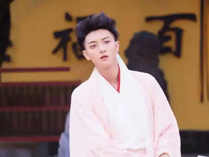 有看过综艺节目"萌探探探案"的观众,对杨紫和黄子韬都不陌生吧,两人在