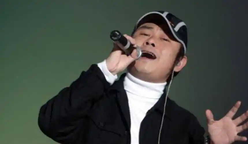 在演唱会上,刀郎深情演唱了