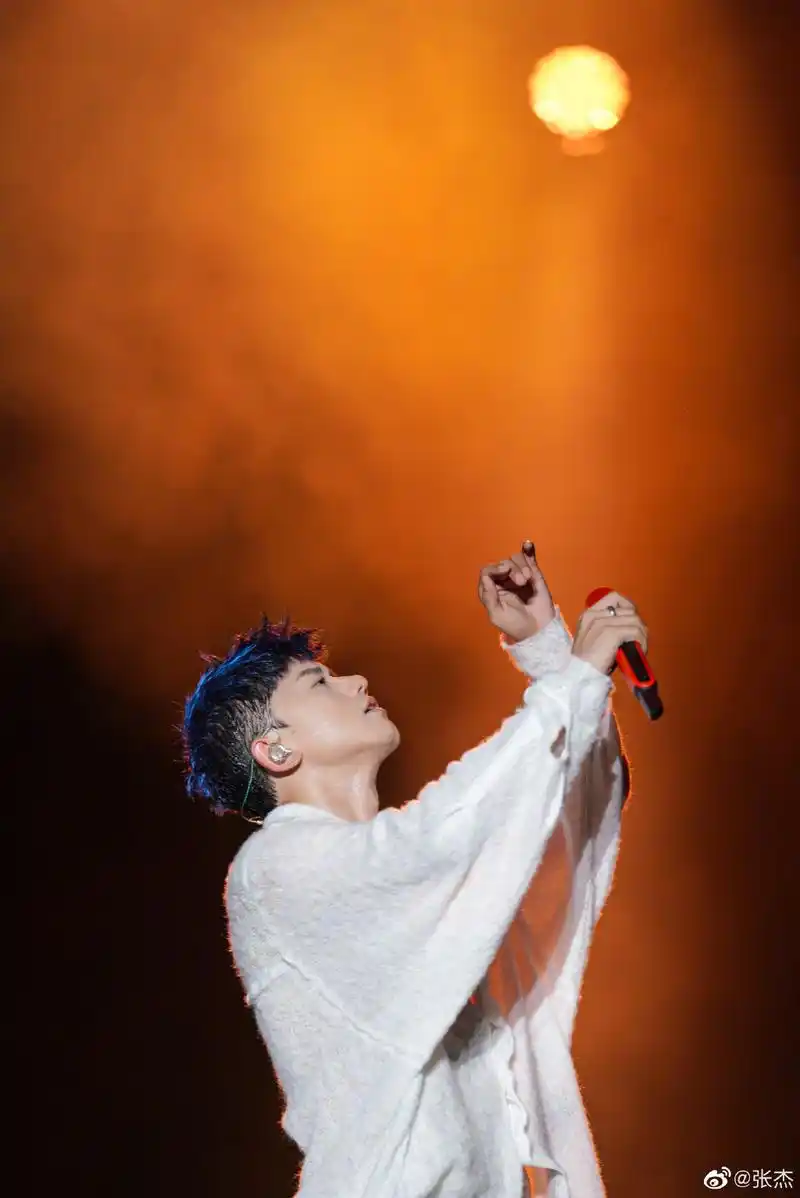 原创好甜张杰鸟巢演唱会两个女儿首次献声俏俏称爸爸眼睛里有星星