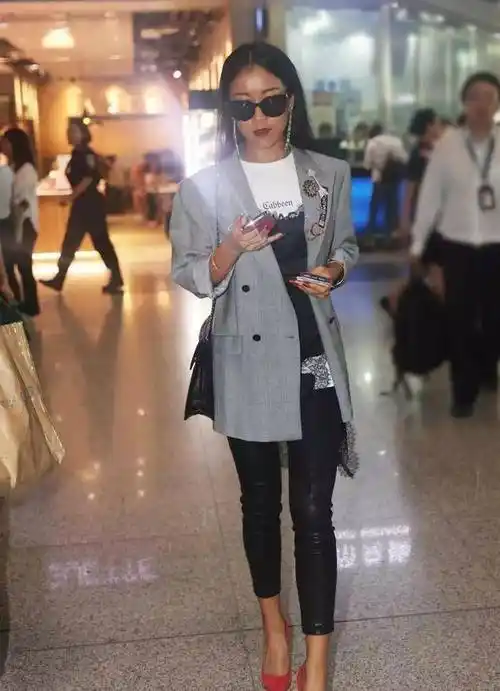 原创31岁吉克隽逸不输时尚界陈志朋短裙外搭红外套双马尾太拉风