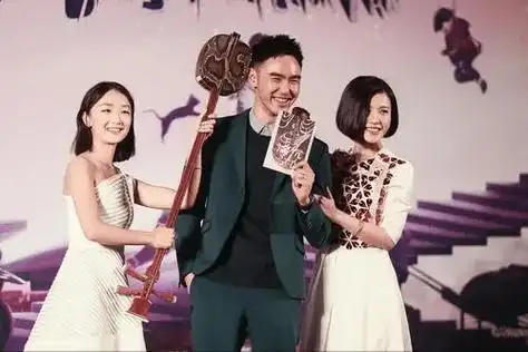 周冬雨:游历过4个男人之后,父母最担心的是她的婚姻_张艺谋_绯闻