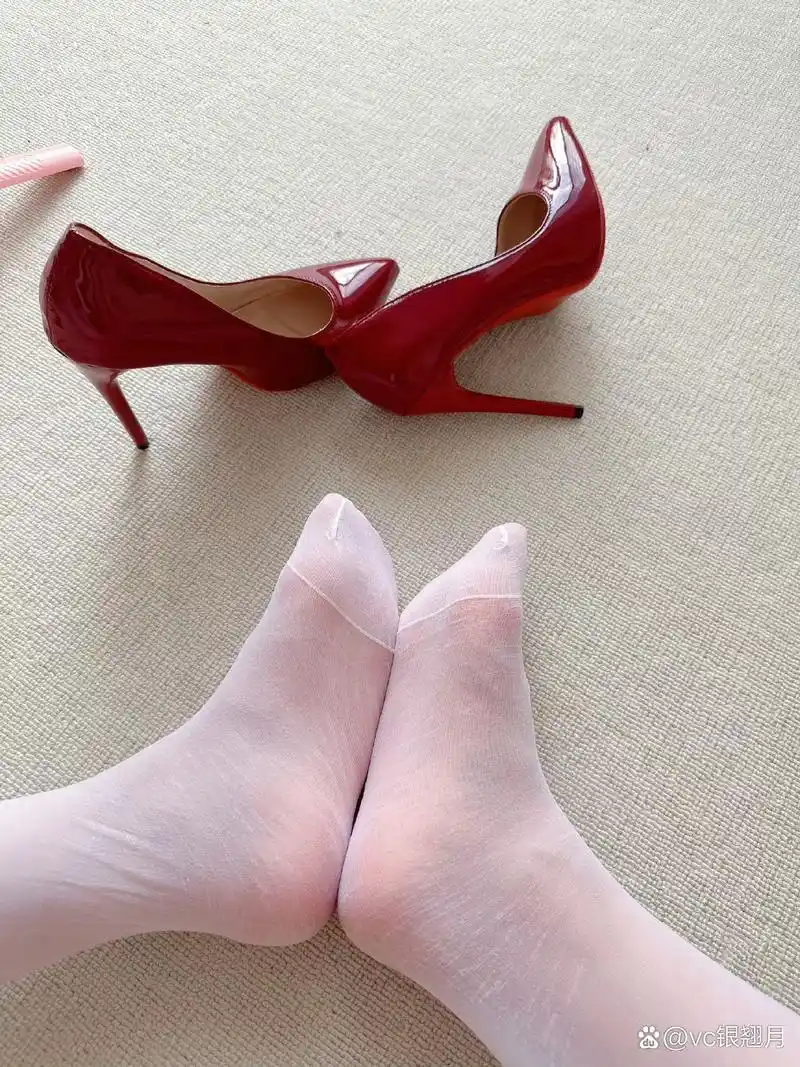 红色高跟鞋与白色袜子,经典又时尚,瞬间点亮了我的心情!