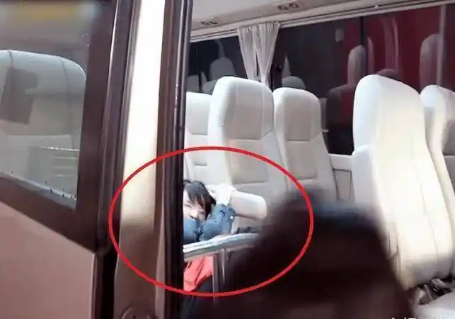 原创周笔畅在车里摔倒吉克隽逸在一旁幸灾乐祸两人感情如何很明显