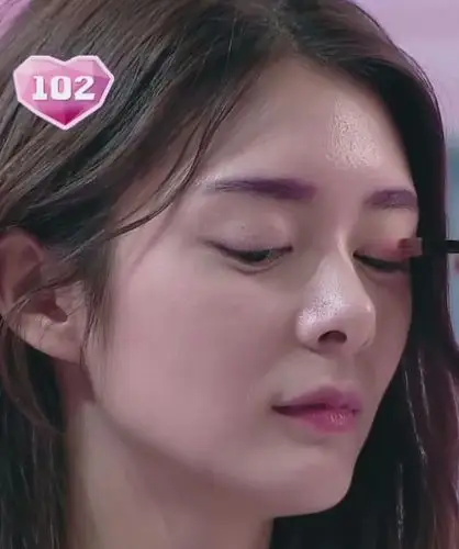 为什么说有趣呢,因为这个节目请求女明星素颜上节目,然后由几个常驻的