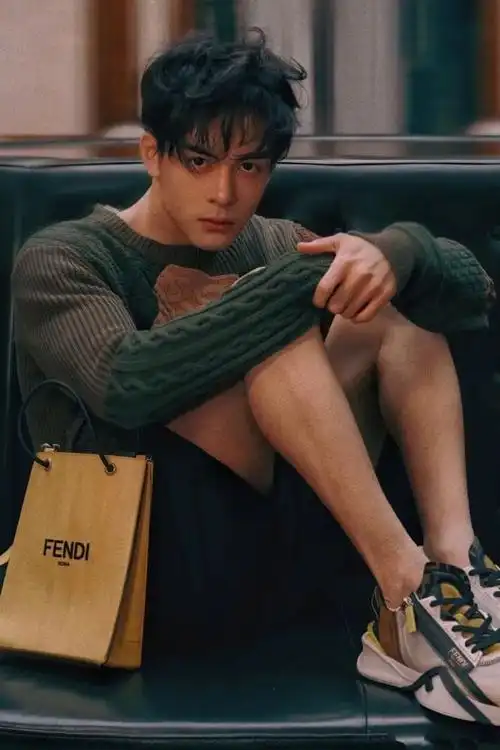 摸男演员腹肌帮拉裤链的曾舜晞新剧晒肌肉奶帅条顺小哥谁又可了