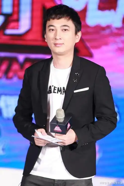 王思聪再度引起关注,与日本艺术家美女合照,显示出他可爱的一面