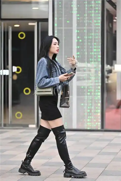 时尚美女搭配过膝靴,可以搭配出很好看的风格,穿出精致的风格_款式