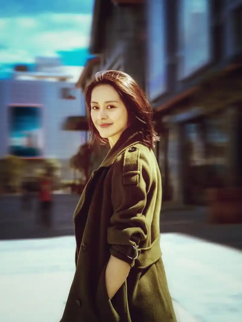 王力可初春街拍大片 治愈系笑容sense满分