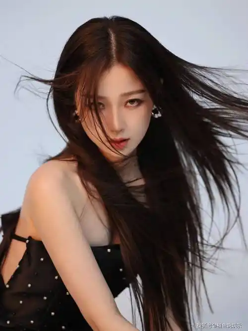 穿抹胸裙好清冷,长发飘飘眼神很撩人_写真_风格_气质