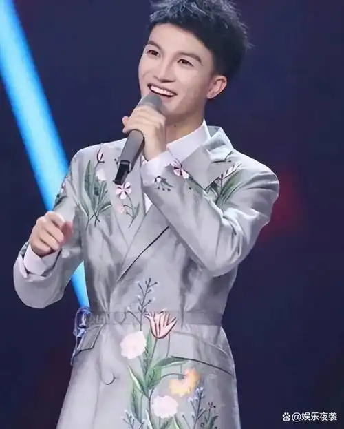 周深他的走红给华语乐坛上了一课也给德不配位的导师敲了警钟