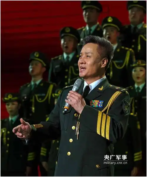 阎维文正在领唱《不忘初心》郭迎建摄