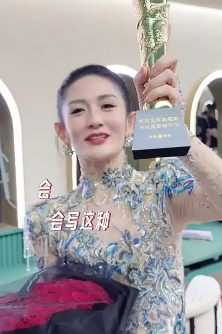 谢娜告别《浪姐4》,下巴歪斜,缩腮凸嘴像巫婆,网友:心疼张杰