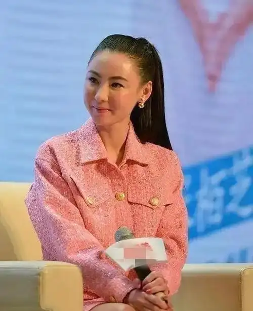 42岁张柏芝,面部僵硬肿胀,满满胶原蛋白感,像涂了层猪油