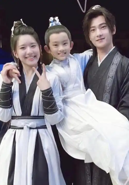 赵露思,杨洋带着孩子合影,抱娃姿势抢镜,《一家三口》太好看了|吴磊