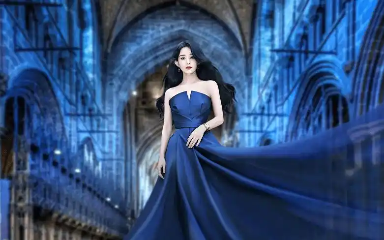 策划片中赵丽颖一身蓝色的抹身材长礼服,气质高贵典雅,气场全开就像是