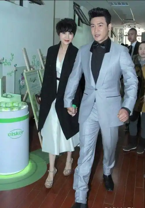 陆毅鲍蕾夫妇同框亮相,鲍蕾花朵裙显老气,老公西装打扮更显年轻_时尚
