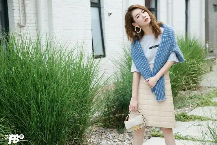 戚薇初秋大片 | 宽大t恤与针织毛衣搭配高腰羽绒半裙