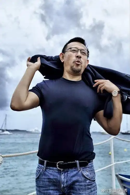 姜文是一个才华横溢的影视人,他不仅是一名出色的演员,还是一名有着