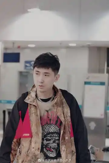 尚九熙[超话]##何九华[超话]# 虽然图片有.