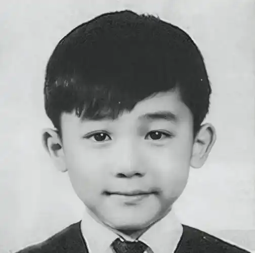 王祖蓝被指像花童,李亚男回应太有趣,王祖蓝晒图被指撞脸梁朝伟_身高