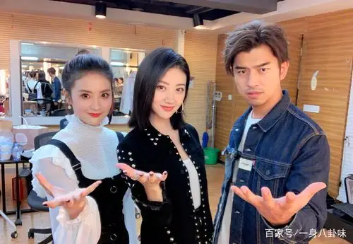 小心心来袭!景甜晒与陈柏霖赖雨蒙合照,都是美女和帅哥啊