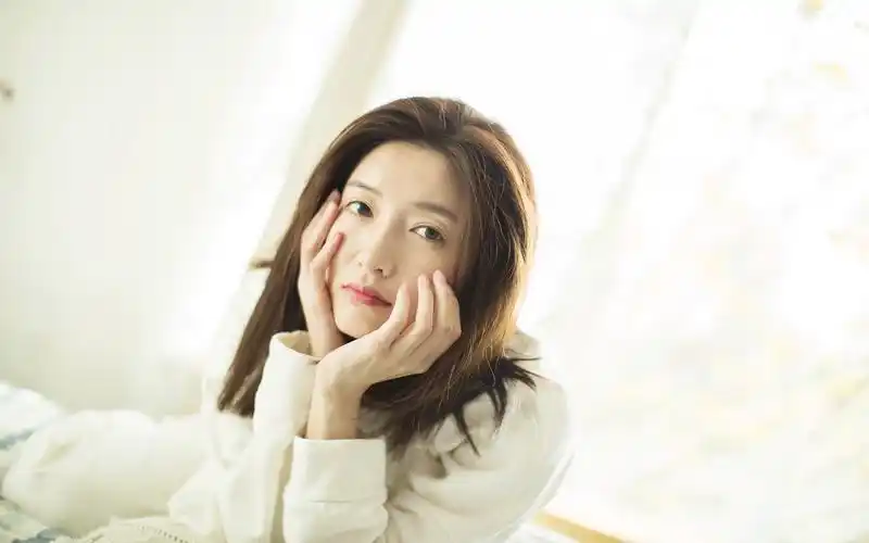 江疏影休闲慵懒高清桌面壁纸