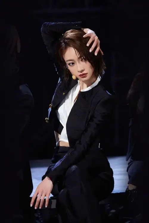 吴谨言要当场给观众报销##吴谨言回眸好惊艳