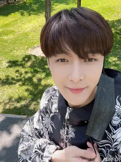 张艺兴晒太阳四宫格随拍