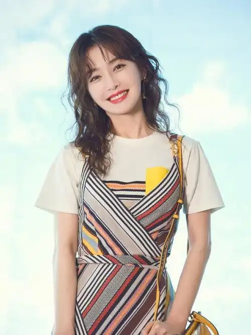 38岁秦岚换新发型好减龄,穿大红西装配小皮裙高贵冷艳,美得出众